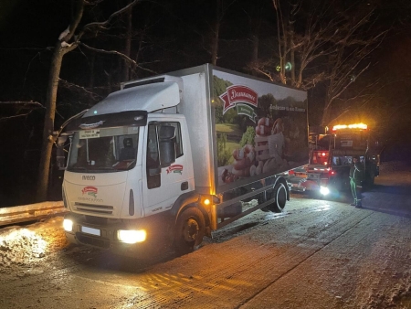 Нощно репатриране на 15 тонно Ивеко Еврокарго при температура минус 17 градуса със замръзнал дехидратор и блокирали задни спирачки. Камиона блокирва движението по прохода Шипка в двете посоки за близо час.
