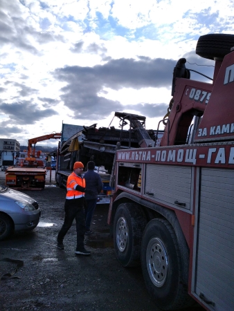 Денонощна Пътна помощ(репатриране) на всички видове камиони и автобуси. Бързо отзоваване и коректност. Възможност за действие във всяка точка на страната и чужбина. 