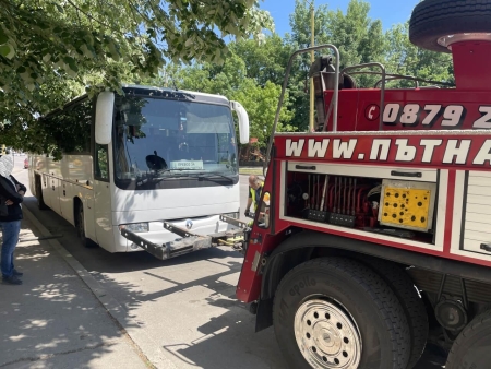 Репатриране на 50 местен автобус с откъснат двигателен мост, скъсани въздушни възглавници и усукан кардан.