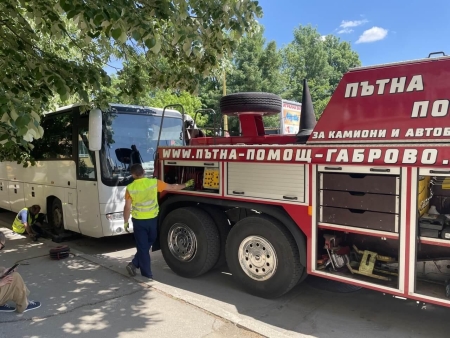 Репатриране на 50 местен автобус с откъснат двигателен мост, скъсани въздушни възглавници и усукан кардан.