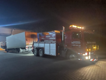 Повреда в задния мост обездвижи напълно товарен автомобил DAF който от своя страна запуши едната лента за движение в прохода Шипка. Наложи се намеса на тежкотоварния репатрак за да се освободи пътя.