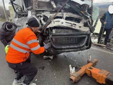 Денонощна Пътна помощ(репатриране) на всички видове камиони и автобуси. Бързо отзоваване и коректност. Възможност за действие във всяка точка на страната и чужбина. 