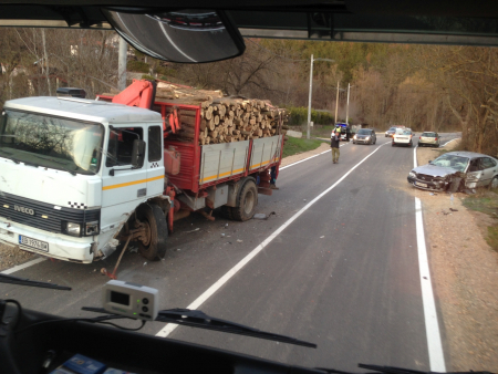 Репатриране на 9 тонно Iveco 1214 натоварено с 10 кубика дърва след катастрофа с лек автомобил който откъсва предно ляво колело на камиона.