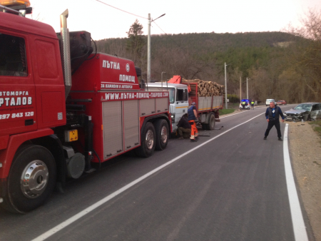04.03.2021 - Репатриране на 9 тонно Iveco 1214 натоварено с 10 кубика дърва след катастрофа с лек автомобил който откъсва предно ляво колело на камиона.