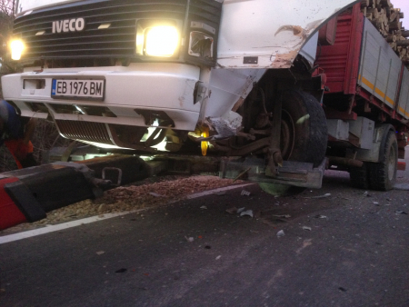 04.03.2021 - Репатриране на 9 тонно Iveco 1214 натоварено с 10 кубика дърва след катастрофа с лек автомобил който откъсва предно ляво колело на камиона.