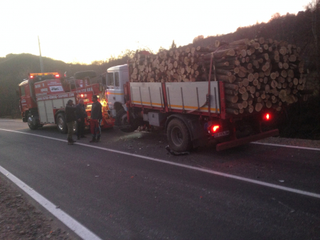 04.03.2021 - Репатриране на 9 тонно Iveco 1214 натоварено с 10 кубика дърва след катастрофа с лек автомобил който откъсва предно ляво колело на камиона.