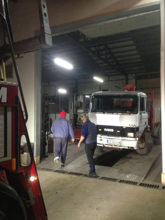 04.03.2021 - Репатриране на 9 тонно Iveco 1214 натоварено с 10 кубика дърва след катастрофа с лек автомобил който откъсва предно ляво колело на камиона.