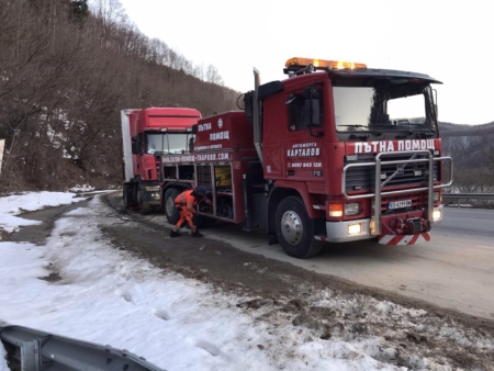 Репатриране на камион с полуремарке с товар близо 15 тона в прохода Хаинбоаз.