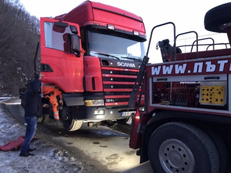 Денонощна Пътна помощ(репатриране) на всички видове камиони и автобуси. Бързо отзоваване и коректност. Възможност за действие във всяка точка на страната и чужбина. 