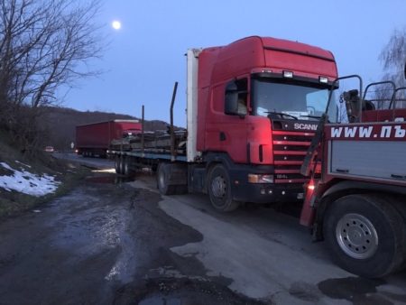 Денонощна Пътна помощ(репатриране) на всички видове камиони и автобуси. Бързо отзоваване и коректност. Възможност за действие във всяка точка на страната и чужбина. 