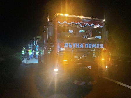 Репатриране на Мерцедес Актрос с повреден двигател, аварирал в Румъния в близост до Тимишоара. Дори и на Гергьовден, екипа на тежкоторварната пътна помощ остава на разположение за своите клиенти.