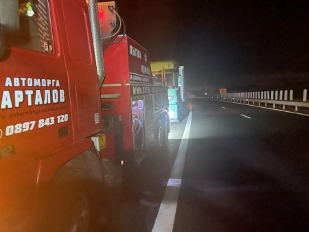 Репатриране на Мерцедес Актрос с повреден двигател, аварирал в Румъния в близост до Тимишоара. Дори и на Гергьовден, екипа на тежкоторварната пътна помощ остава на разположение за своите клиенти.