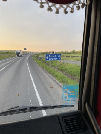 Репатриране на Мерцедес Актрос с повреден двигател, аварирал в Румъния в близост до Тимишоара. Дори и на Гергьовден, екипа на тежкоторварната пътна помощ остава на разположение за своите клиенти.