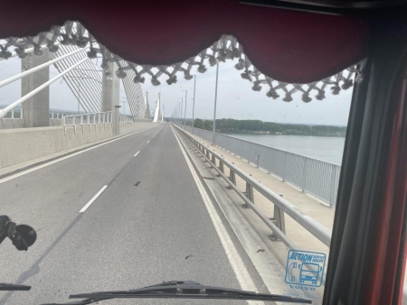 Репатриране на Мерцедес Актрос с повреден двигател, аварирал в Румъния в близост до Тимишоара. Дори и на Гергьовден, екипа на тежкоторварната пътна помощ остава на разположение за своите клиенти.