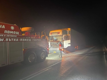 Репатриране на Скания влекач превозващ близо 20 тона портокали с повреден двигател на главен път София-Варна.