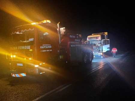 Репатриране на Скания влекач превозващ близо 20 тона портокали с повреден двигател на главен път София-Варна.