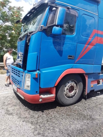 Репатриране на Волво FH с откъсната кабина следствие удар в гондола. Наложи се кабината да се върне на мястото си с лебедка за да се избегне повреда на хладилния агрегат зад нея. Рязането на болтовете на кардана бяха друго препятствие което забави операцията по изтегляне.