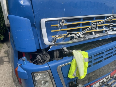 Репатриране на Волво FH с откъсната кабина следствие удар в гондола. Наложи се кабината да се върне на мястото си с лебедка за да се избегне повреда на хладилния агрегат зад нея. Рязането на болтовете на кардана бяха друго препятствие което забави операцията по изтегляне.