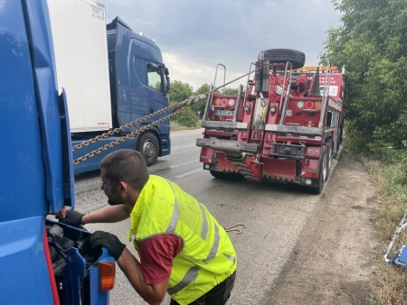 Репатриране на Волво FH с откъсната кабина следствие удар в гондола. Наложи се кабината да се върне на мястото си с лебедка за да се избегне повреда на хладилния агрегат зад нея. Рязането на болтовете на кардана бяха друго препятствие което забави операцията по изтегляне.