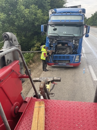Репатриране на Волво FH с откъсната кабина следствие удар в гондола. Наложи се кабината да се върне на мястото си с лебедка за да се избегне повреда на хладилния агрегат зад нея. Рязането на болтовете на кардана бяха друго препятствие което забави операцията по изтегляне.