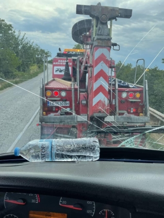 Репатриране на Волво FH с откъсната кабина следствие удар в гондола. Наложи се кабината да се върне на мястото си с лебедка за да се избегне повреда на хладилния агрегат зад нея. Рязането на болтовете на кардана бяха друго препятствие което забави операцията по изтегляне.