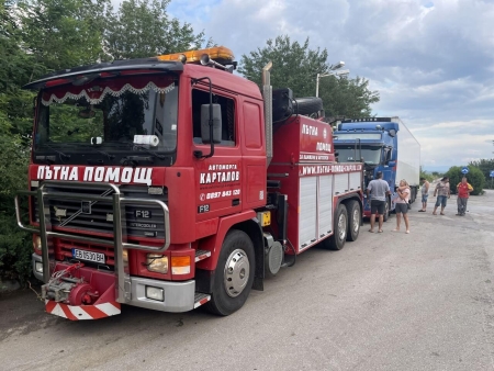 Репатриране на Волво FH с откъсната кабина следствие удар в гондола. Наложи се кабината да се върне на мястото си с лебедка за да се избегне повреда на хладилния агрегат зад нея.