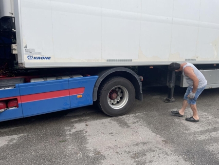 Репатриране на Волво FH с откъсната кабина следствие удар в гондола. Наложи се кабината да се върне на мястото си с лебедка за да се избегне повреда на хладилния агрегат зад нея. Рязането на болтовете на кардана бяха друго препятствие което забави операцията по изтегляне.