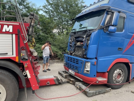 Репатриране на Волво FH с откъсната кабина следствие удар в гондола. Наложи се кабината да се върне на мястото си с лебедка за да се избегне повреда на хладилния агрегат зад нея. Рязането на болтовете на кардана бяха друго препятствие което забави операцията по изтегляне.