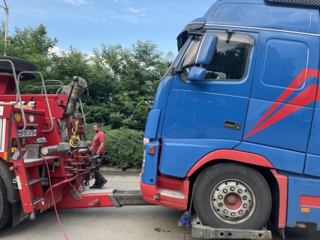 Репатриране на Волво FH с откъсната кабина следствие удар в гондола. Наложи се кабината да се върне на мястото си с лебедка за да се избегне повреда на хладилния агрегат зад нея. Рязането на болтовете на кардана бяха друго препятствие което забави операцията по изтегляне.